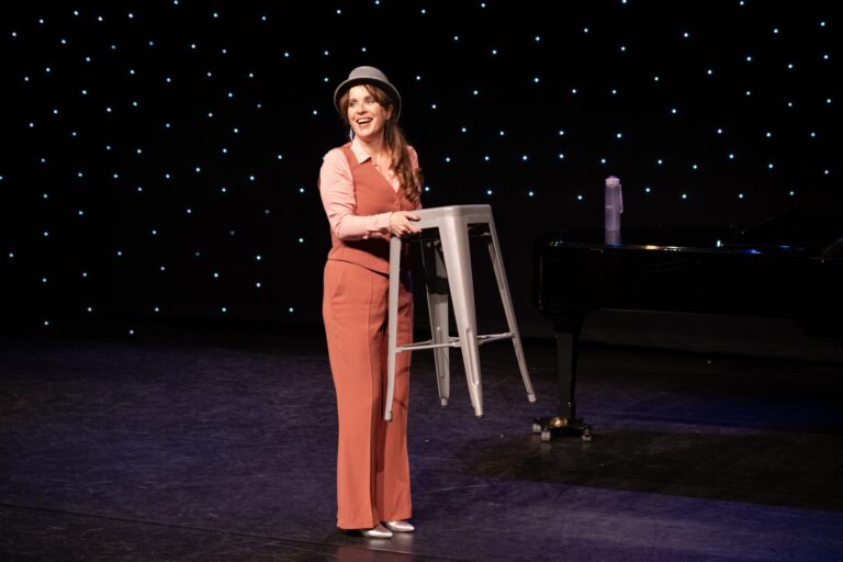 Vol Erin! – Annick Boer — theater in Zandvoort